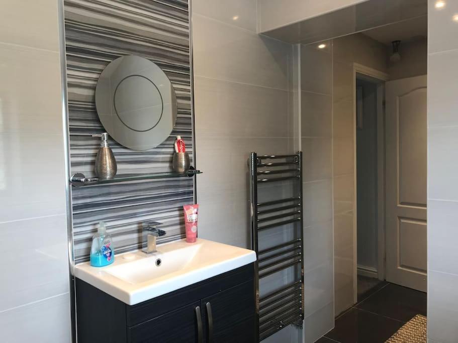 Mikes At Menai - Stylish & Spacious 3 Bed House In Menai Bridge. Buitenkant foto